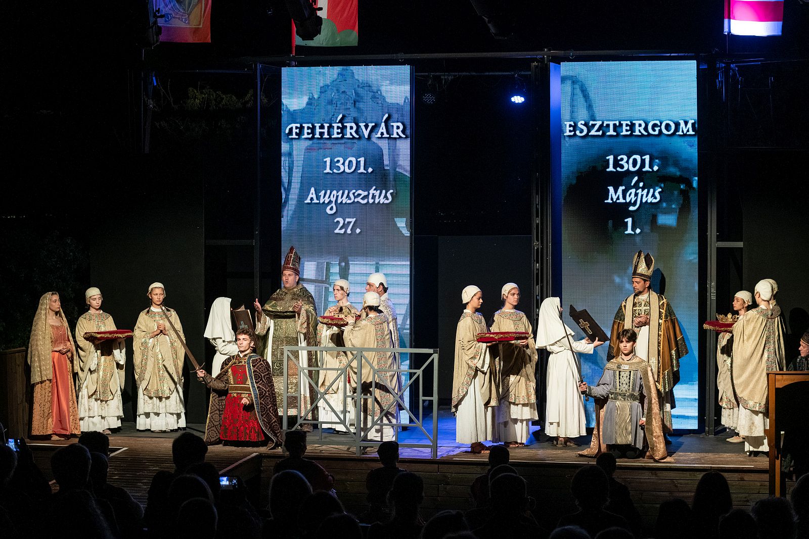 A kiátkozott város előadással folytatódott a szertartásjáték az Aranybullánál